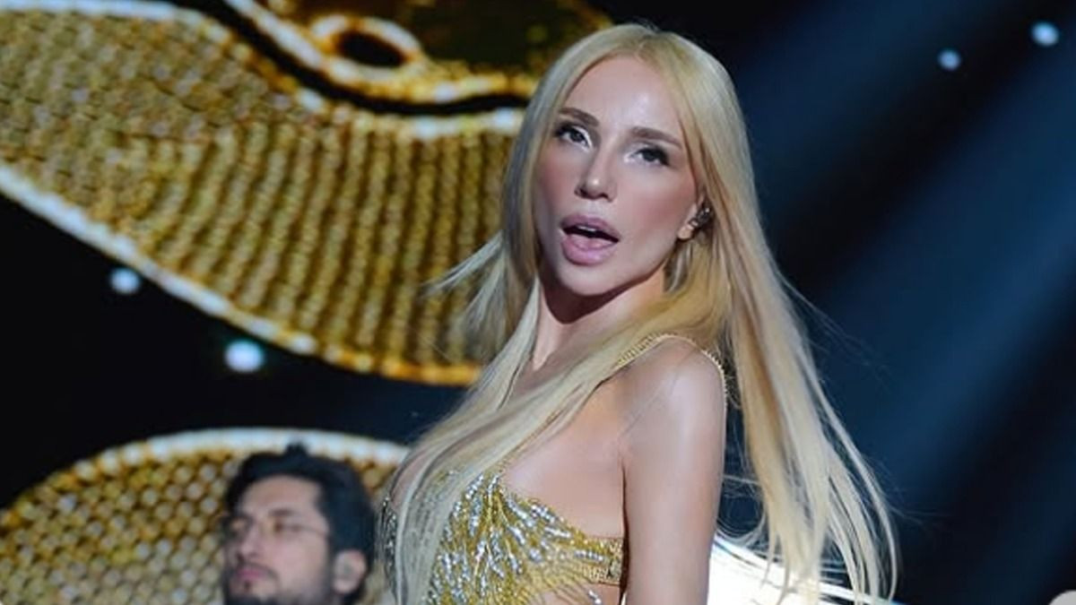 Yağmura rağmen tarzından vazgeçmedi... Gülşen sahnede transparan elbisesiyle nefes kesti! - Sayfa 1