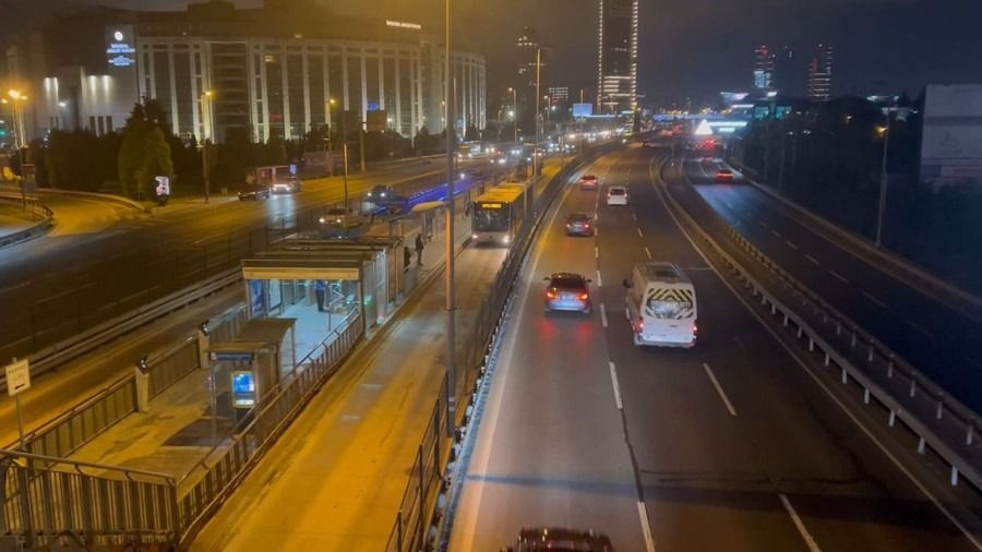 Metrobüste korkutan yangın! Yolcular tahliye edildi - Sayfa 3