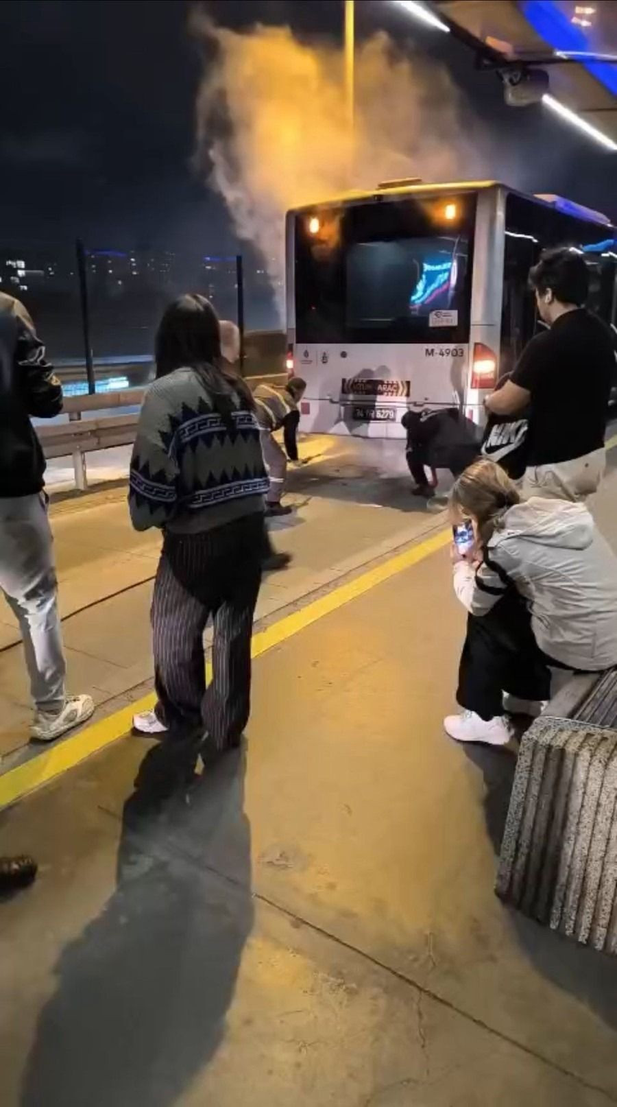 Metrobüste korkutan yangın! Yolcular tahliye edildi - Sayfa 1