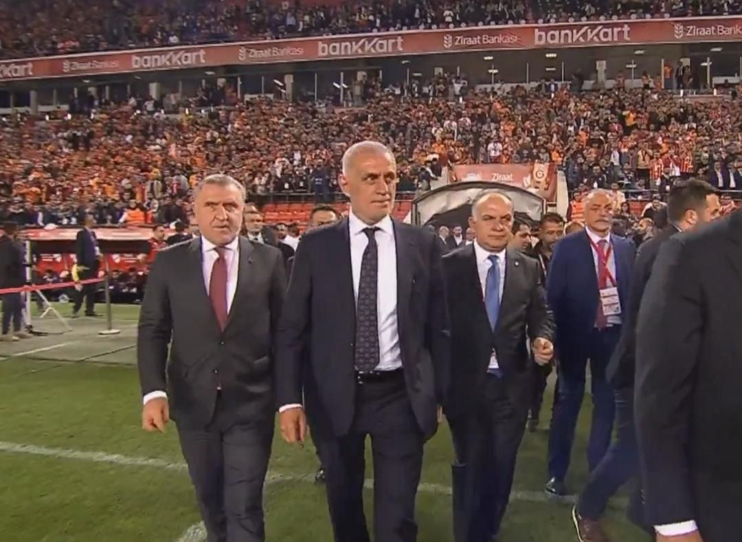 Galatasaray'dan kupa töreninde protesto! Sahaya adımını atar atmaz yuhaladılar... - Sayfa 4