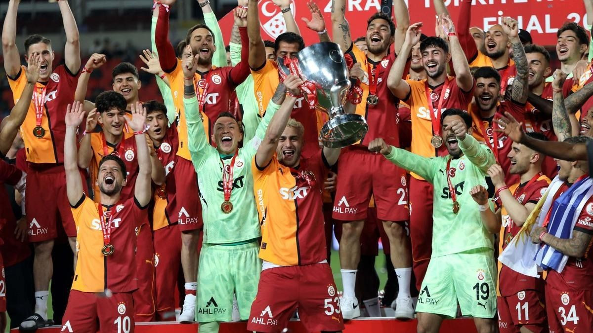 Galatasaray'dan kupa töreninde protesto! Sahaya adımını atar atmaz yuhaladılar... - Sayfa 1