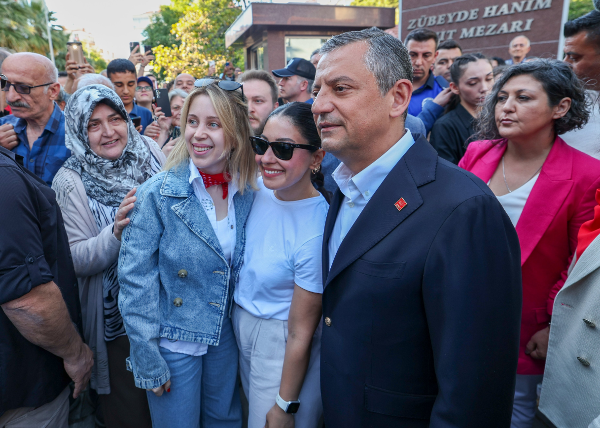 CHP lideri Özgür Özel Gündoğdu Meydanı'ndan yüzbinlerce kişiye seslendi! "Biz korkuyu evde bıraktık" - Sayfa 1