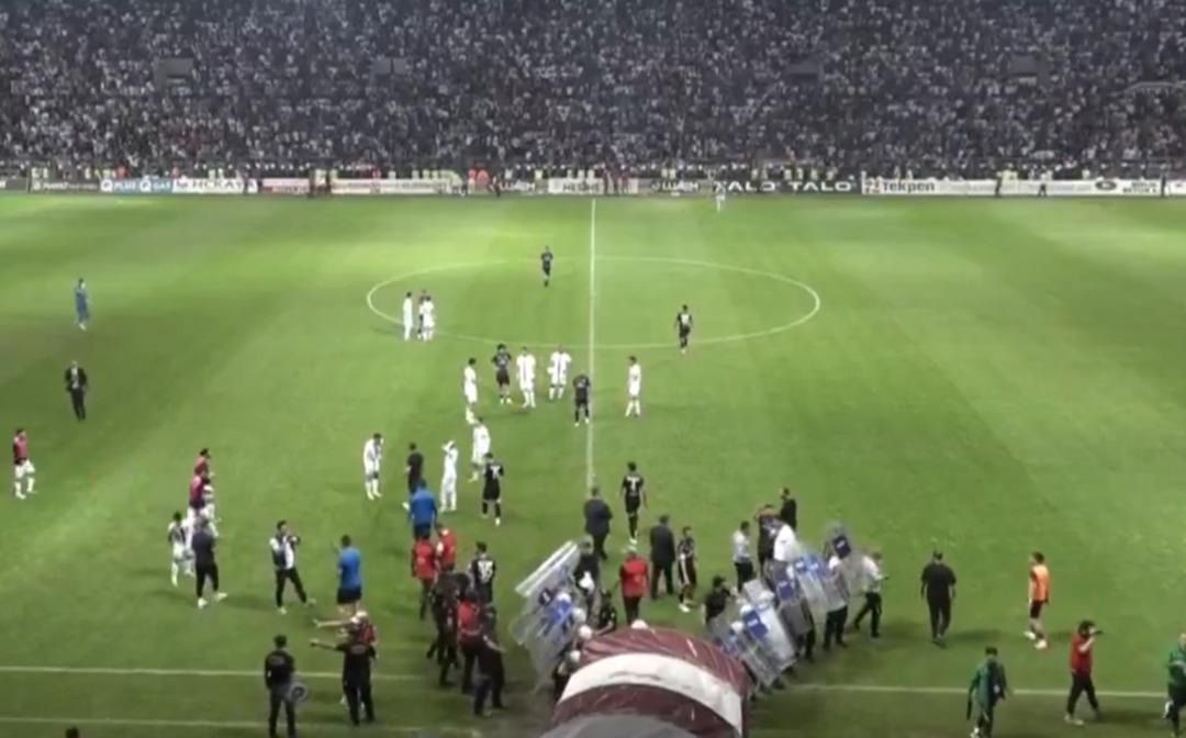 Elazığspor-Vanspor maçında saha karıştı! Hakem yaralandı, maç tatil edildi... - Sayfa 2