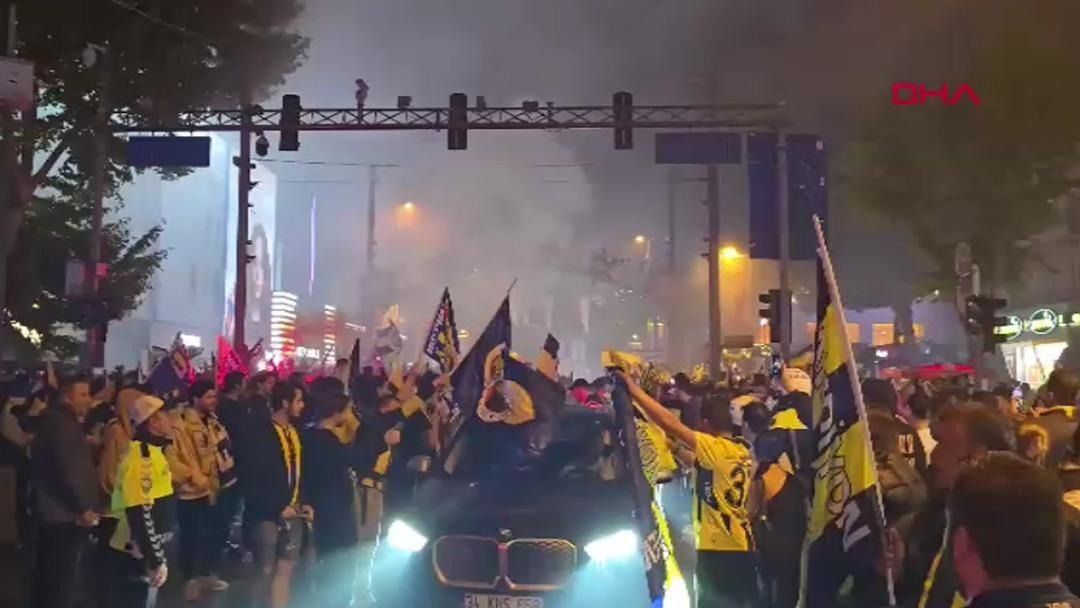 Fenerbahçeliler şampiyonluk sonrası sokağa döküldü - Sayfa 4