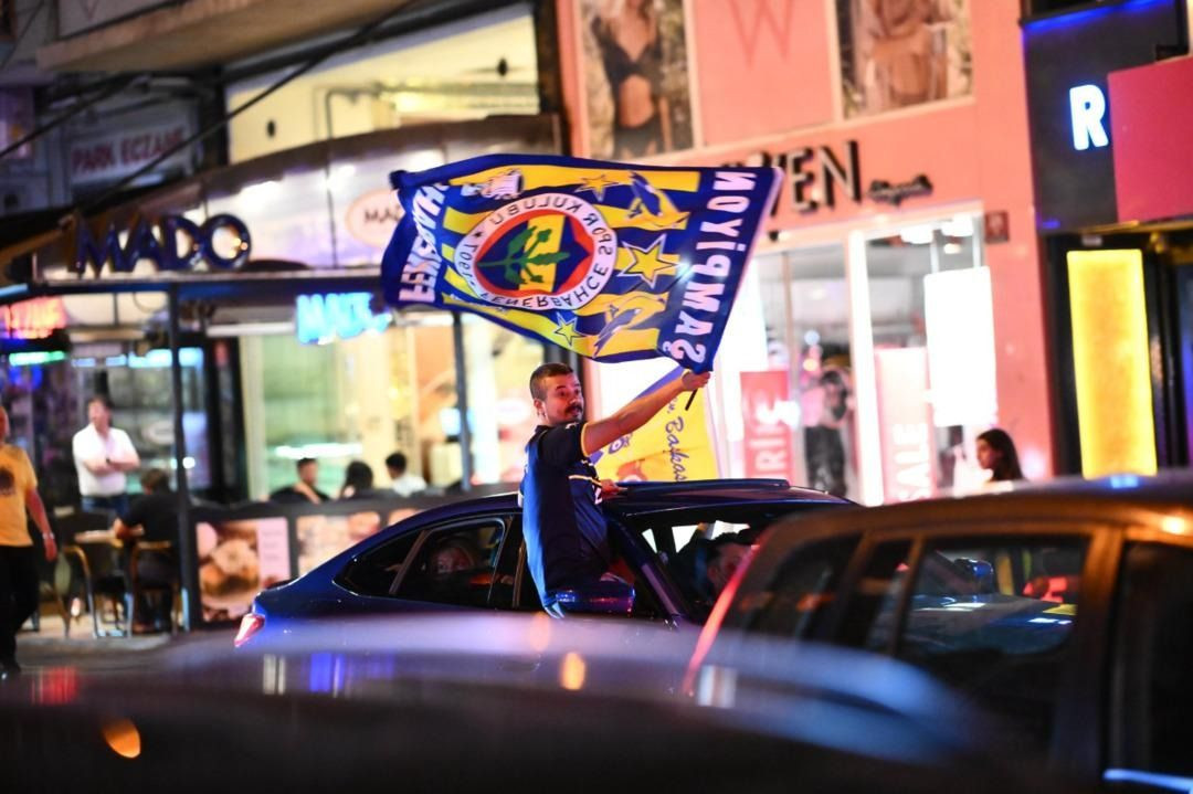 Fenerbahçeliler şampiyonluk sonrası sokağa döküldü - Sayfa 3