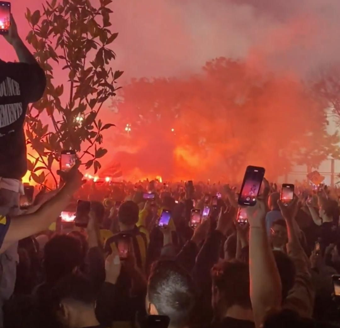 Fenerbahçeliler şampiyonluk sonrası sokağa döküldü - Sayfa 2