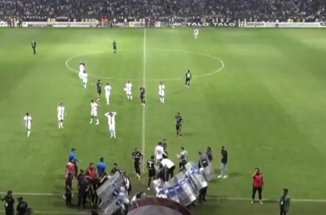 Elazığspor-Vanspor maçında saha karıştı! Hakem yaralandı, maç tatil edildi... - Sayfa 4