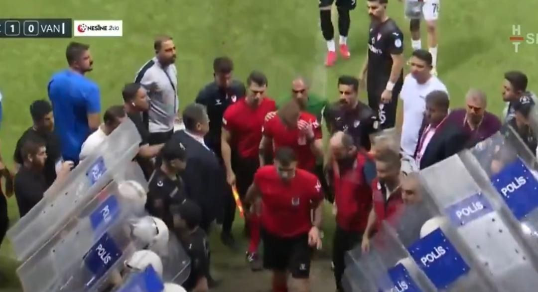 Elazığspor-Vanspor maçında saha karıştı! Hakem yaralandı, maç tatil edildi... - Sayfa 3