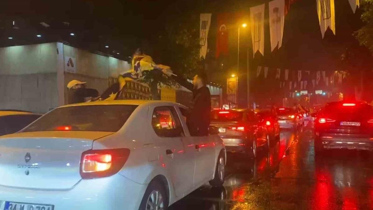 Fenerbahçeliler şampiyonluk sonrası sokağa döküldü - Sayfa 1