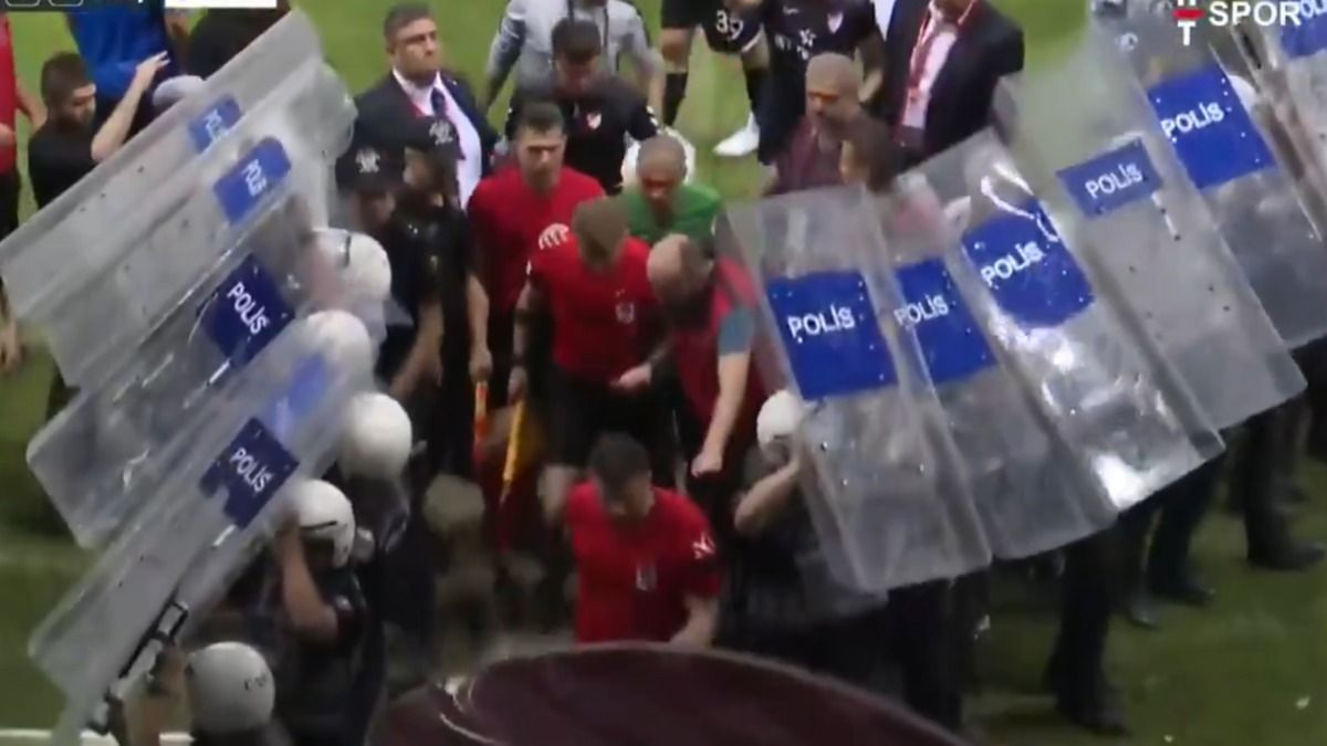 Elazığspor-Vanspor maçında saha karıştı! Hakem yaralandı, maç tatil edildi... - Sayfa 1