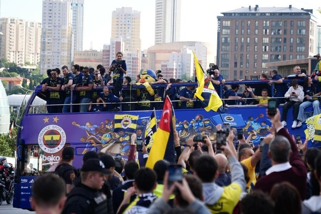 Fenerbahçe Beko kupasını kaldırdı! Bağdat Caddesi şampiyonun rengine büründü... - Sayfa 2