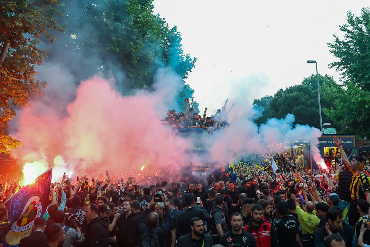 Fenerbahçe Beko kupasını kaldırdı! Bağdat Caddesi şampiyonun rengine büründü... - Sayfa 12