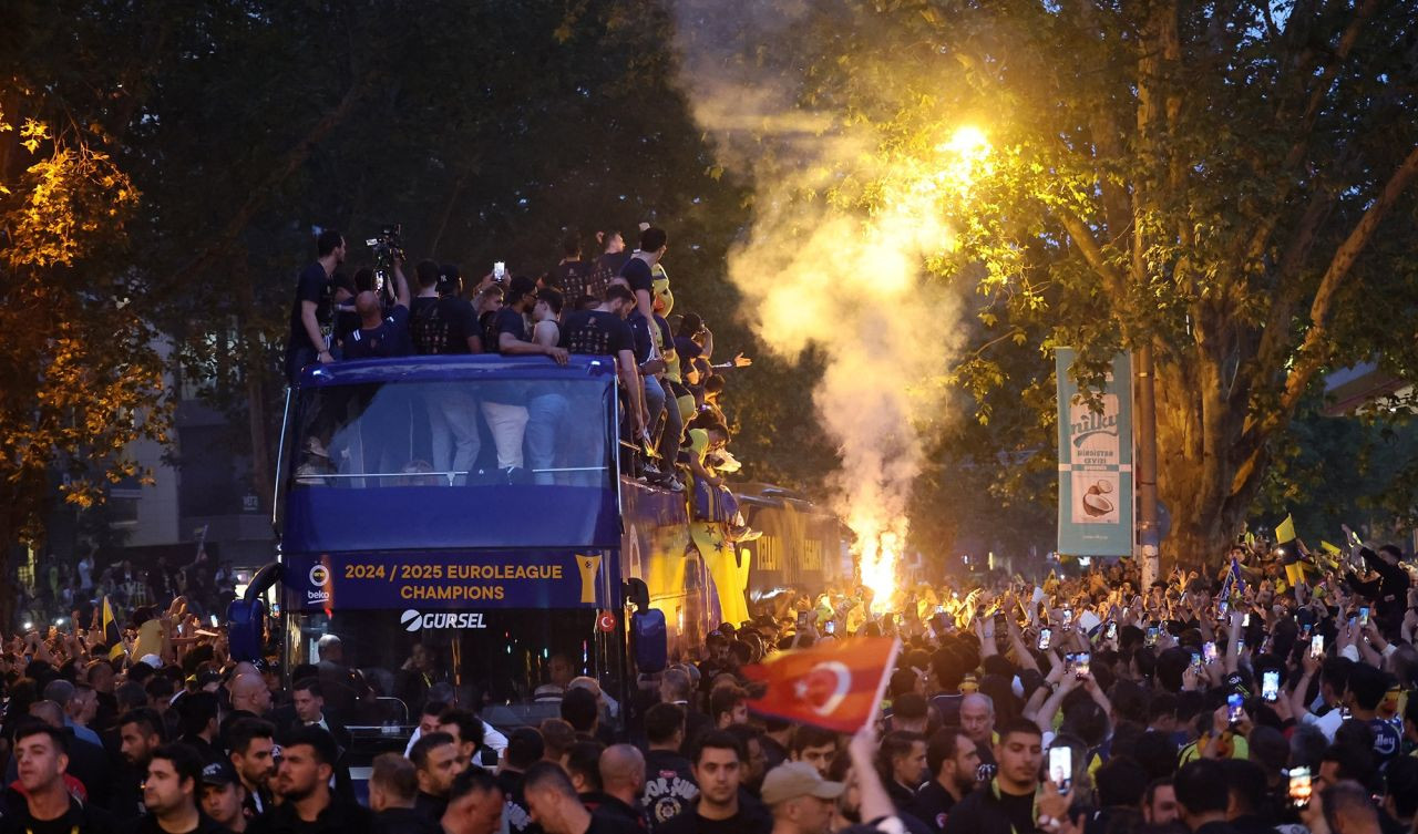 Fenerbahçe Beko kupasını kaldırdı! Bağdat Caddesi şampiyonun rengine büründü... - Sayfa 13