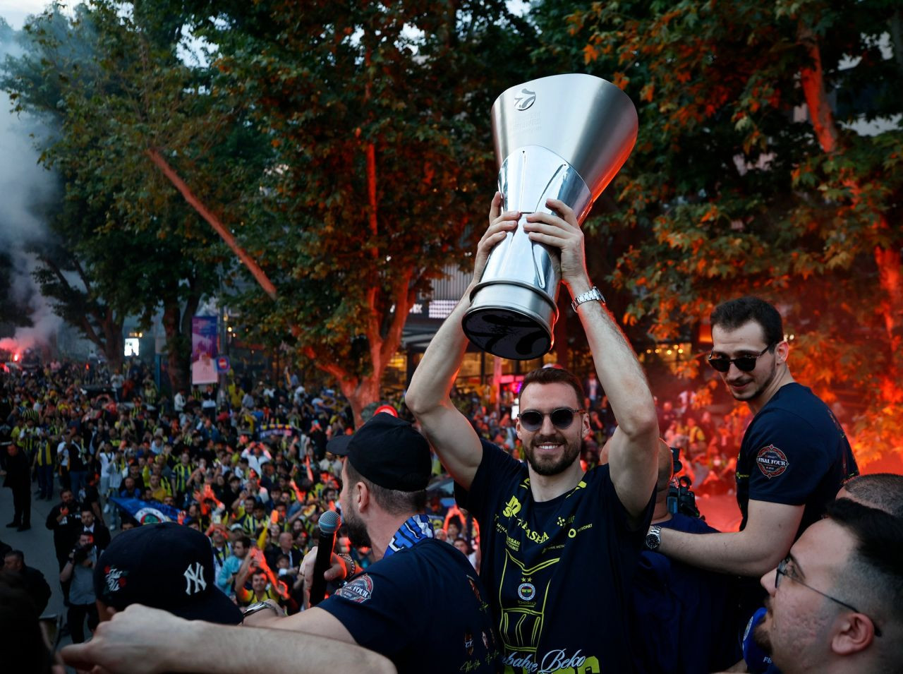 Fenerbahçe Beko kupasını kaldırdı! Bağdat Caddesi şampiyonun rengine büründü... - Sayfa 20