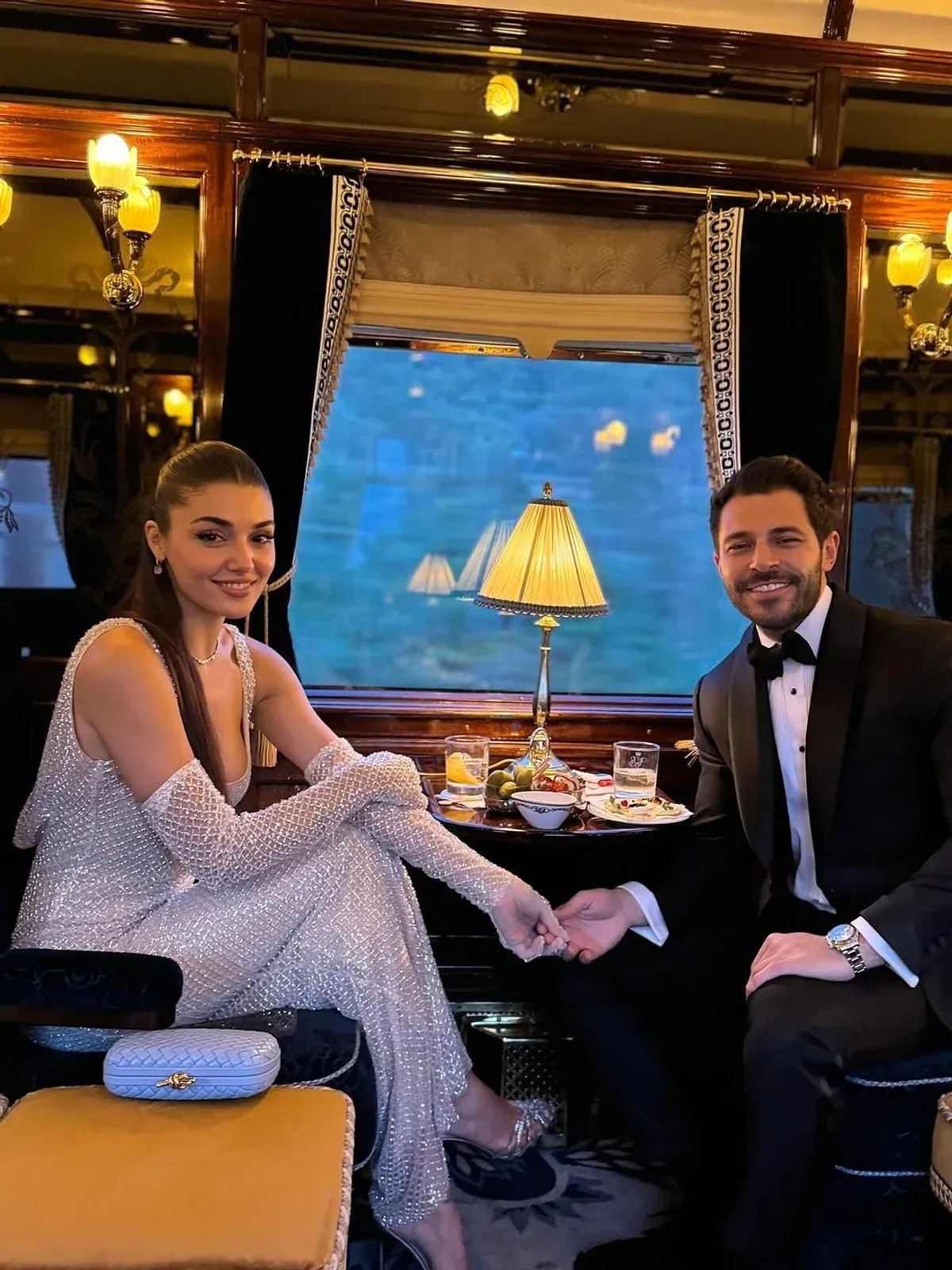 Hande Erçel ile Hakan Sabancı'nın tren keyfinin bedeli dudak uçuklattı
