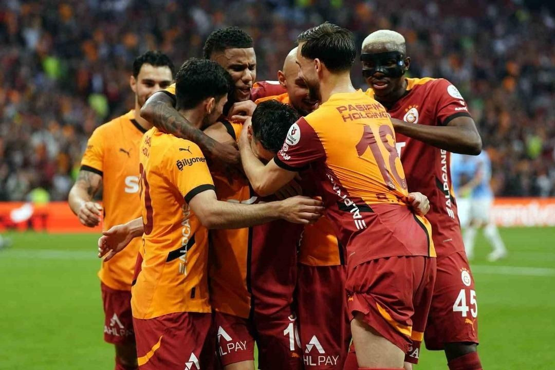 Omuz omuza uğurladılar... Efsaneler veda etti, Galatasaray kazandı! - Sayfa 2