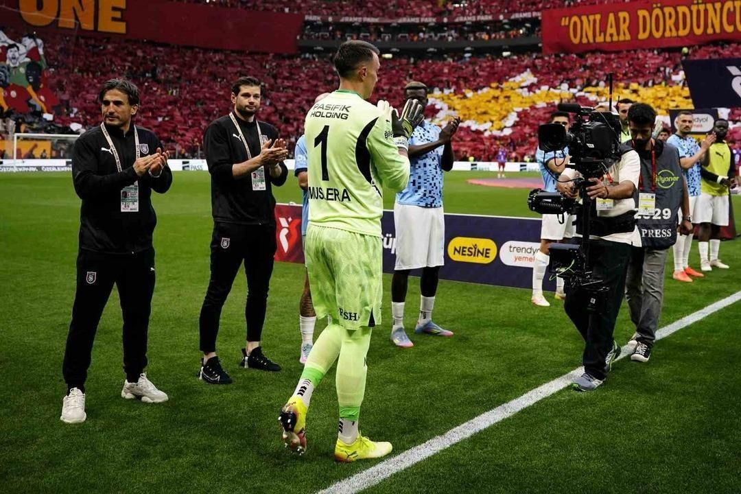 Omuz omuza uğurladılar... Efsaneler veda etti, Galatasaray kazandı! - Sayfa 4