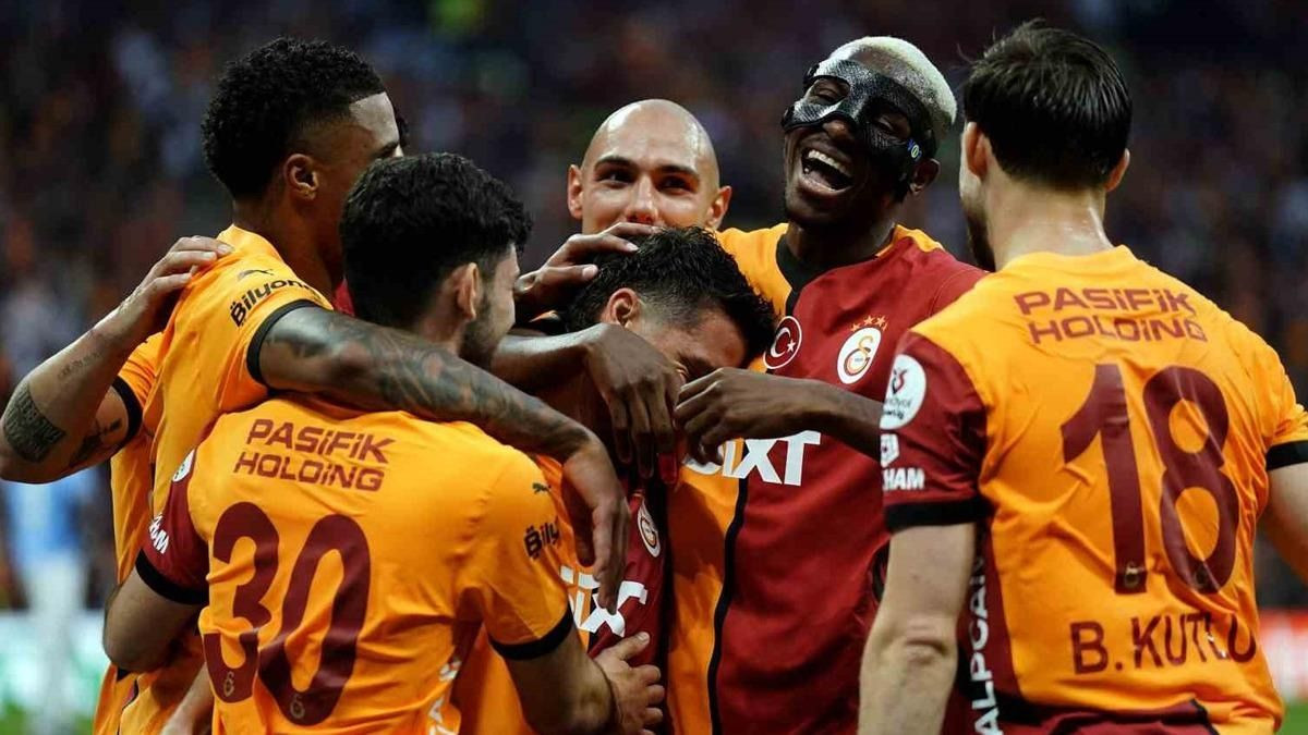 Omuz omuza uğurladılar... Efsaneler veda etti, Galatasaray kazandı! - Sayfa 1