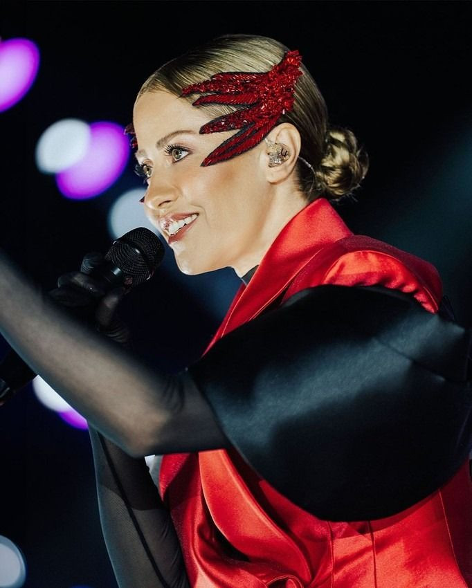 Derya Uluğ konserinde rezalet! Sahnede saldırıya uğradı - Sayfa 1