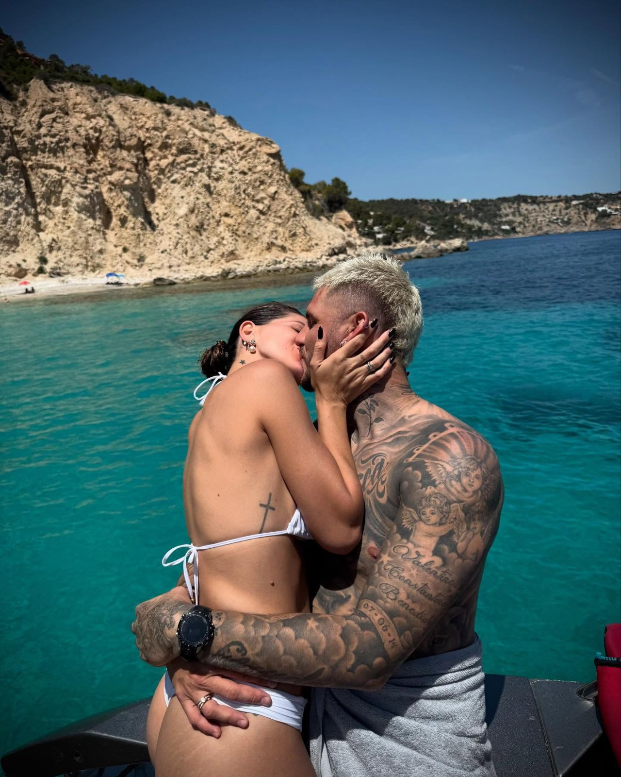 Mauro Icardi tatilde aşka geldi! Sevgilisini öpmelere doyamadı! - Sayfa 4