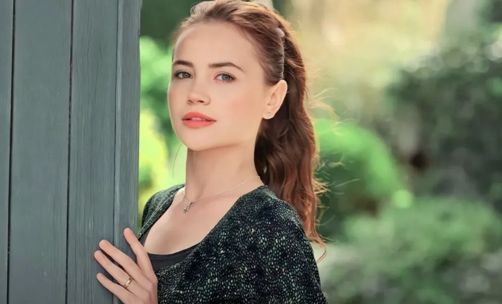 Dizisi biter bitmez kolları sıvadı... Yağmur Yüksel yeni setinde poz verdi!