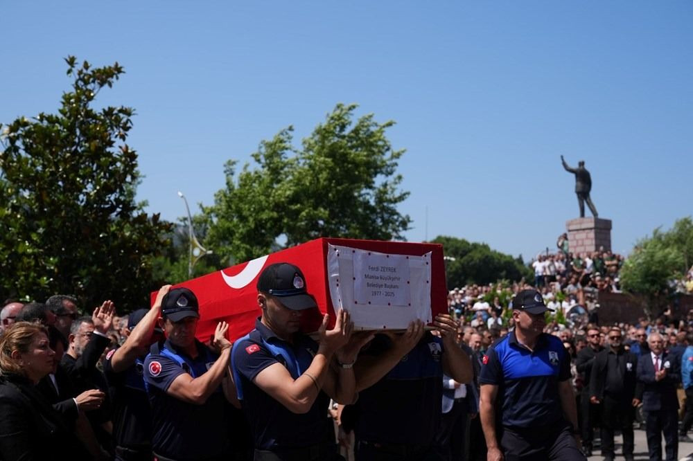 Ferdi Zeyrek son yolculuğuna uğurladı: Kızından ihmal tepkisi! - Sayfa 3