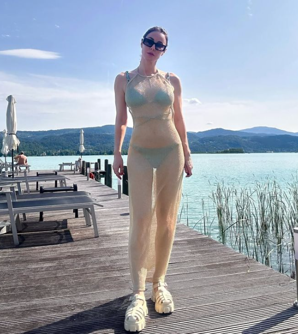 Tatil pozları peş peşe geldi... Ünlülerin paylaşımları sosyal medyayı salladı! - Sayfa 3