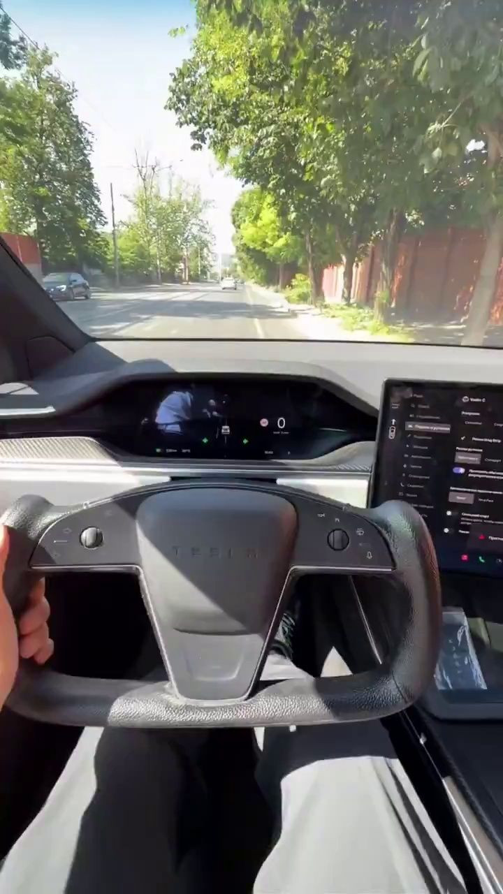 Elektrikli aracın hızını test ederken az kalsın camdan fırlıyordu! İşte saniye saniye o anlar - Sayfa 1