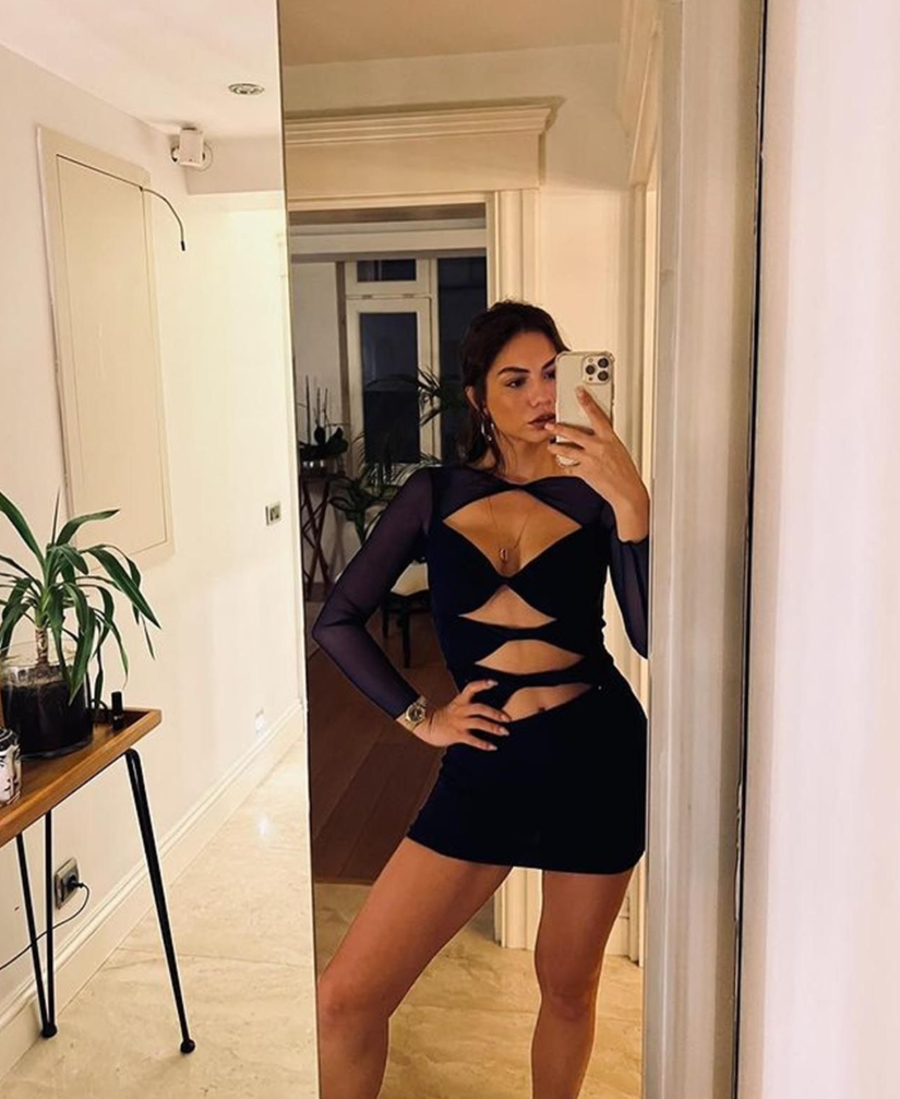 Pasta üzerindeki not dikkat çekti... Demet Özdemir'in dekolteli parti tarzına beğeni yağdı!