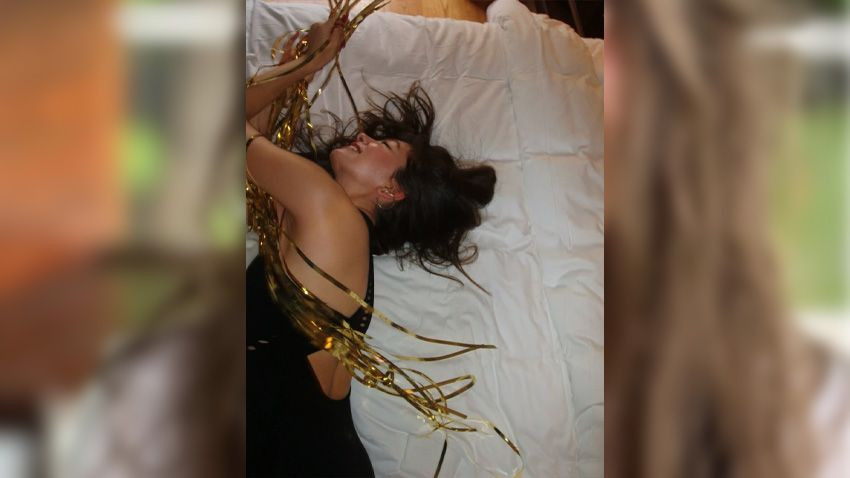 Neslihan Atagül yatakta poz verdi, sosyal medya karıştı - Sayfa 2