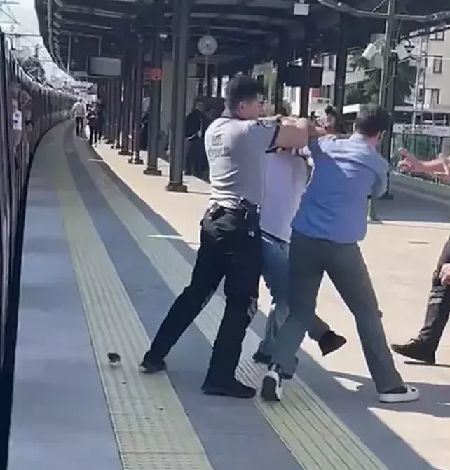 Marmaray'daki kavga sonrası şok olay: 'Mavi gömlekli'ye benzettiği gence ateş açtı - Sayfa 4