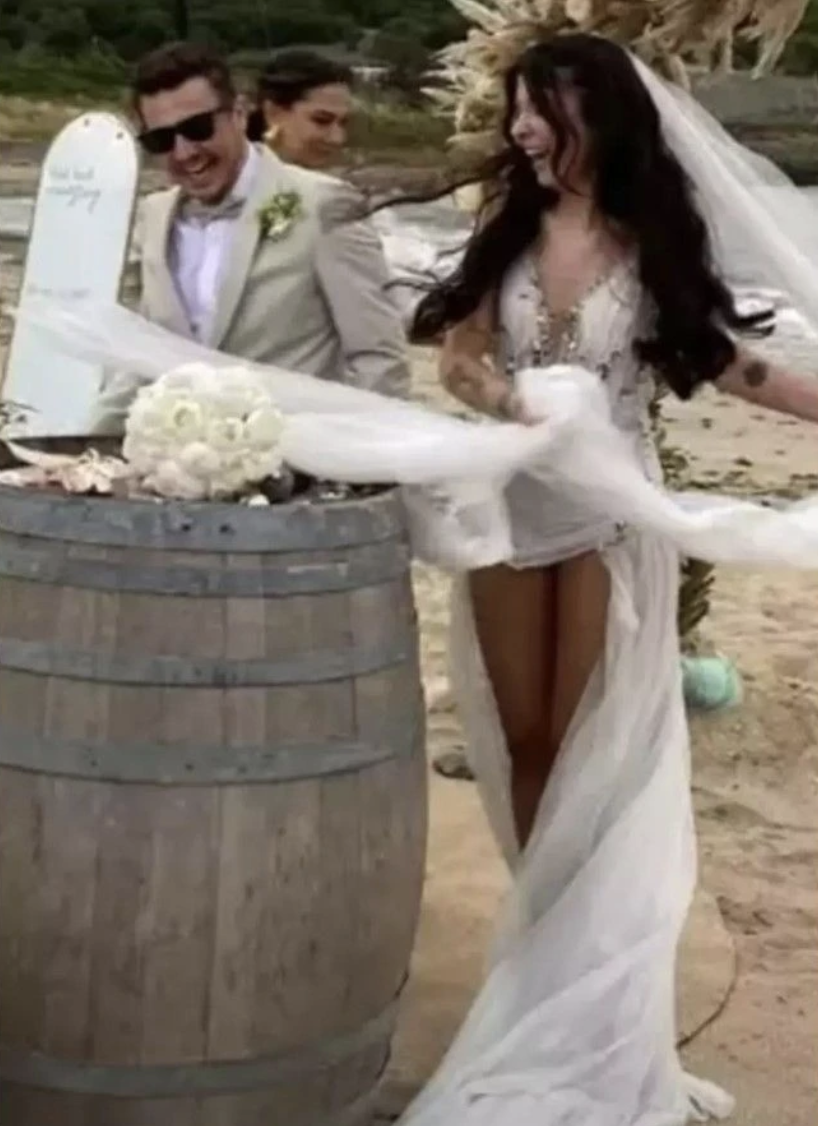 Eşref Rüya'nın oyuncusu evlendi: Demet Özdemir sırt dekolteli elbisesiyle ilgi odağı oldu! - Sayfa 1