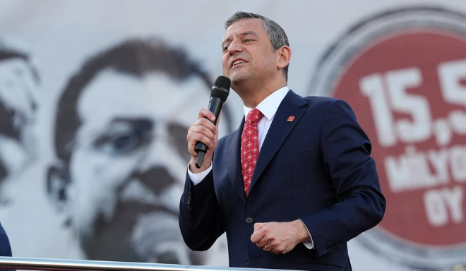 Özgür Özel'in önündeki son anket ortaya çıktı: CHP ile AKP arasındaki fark zirveyi gördü! - Sayfa 1
