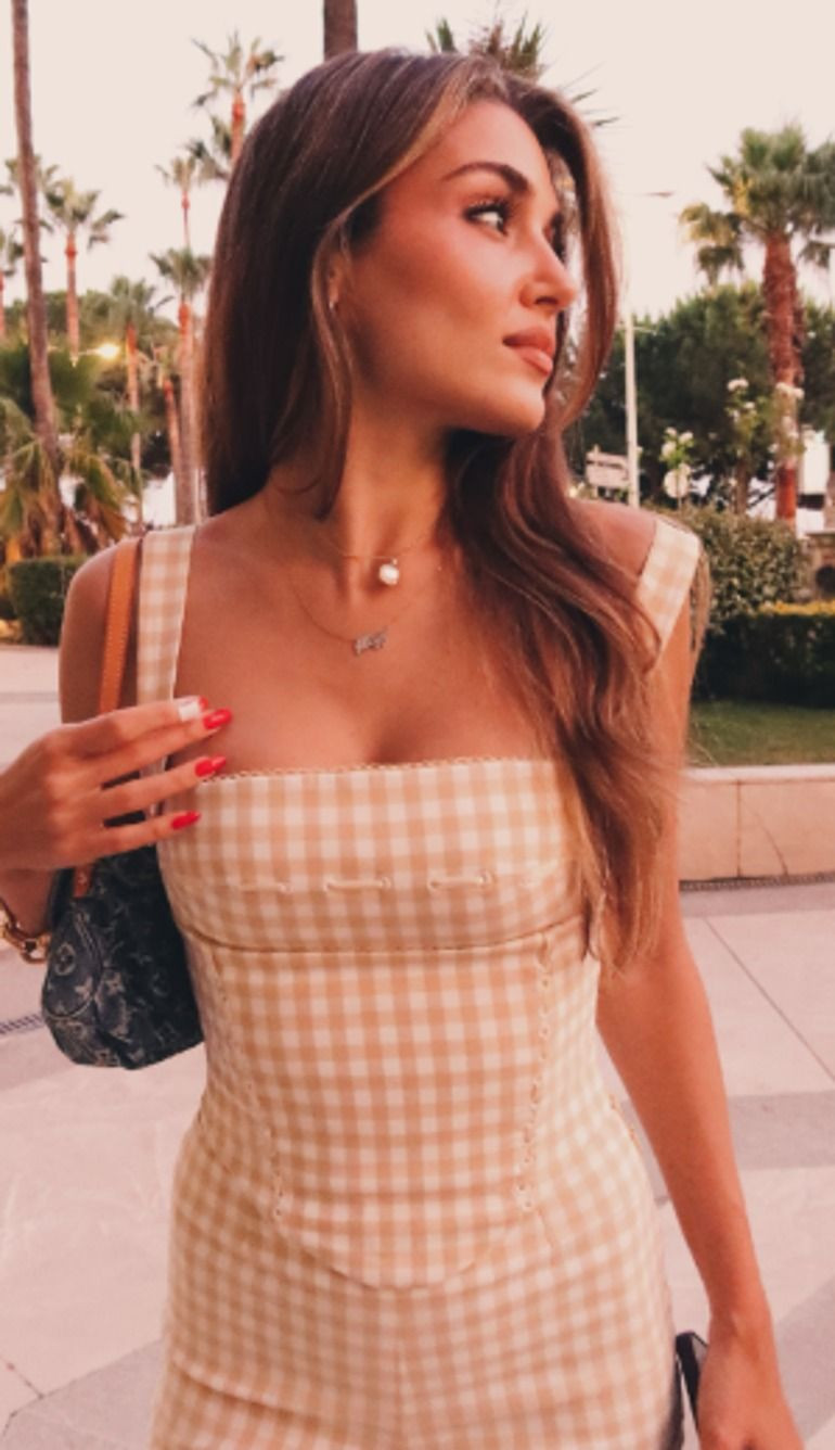 Hande Erçel ve Hakan Sabancı'dan olay poz! O detay dikkat çekti... - Sayfa 1