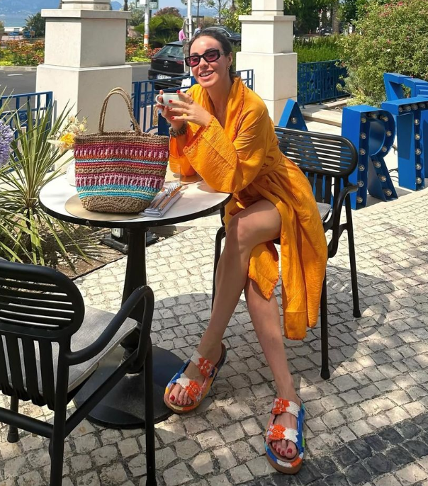 Plajlar alev aldı... Ünlülerin tatil pozları sosyal medyayı salladı! - Sayfa 3