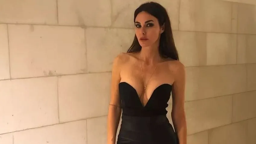 Defne Samyeli'den gençlere taş çıkaracak fizik! Derin sırt dekoltesi nefes kesti...