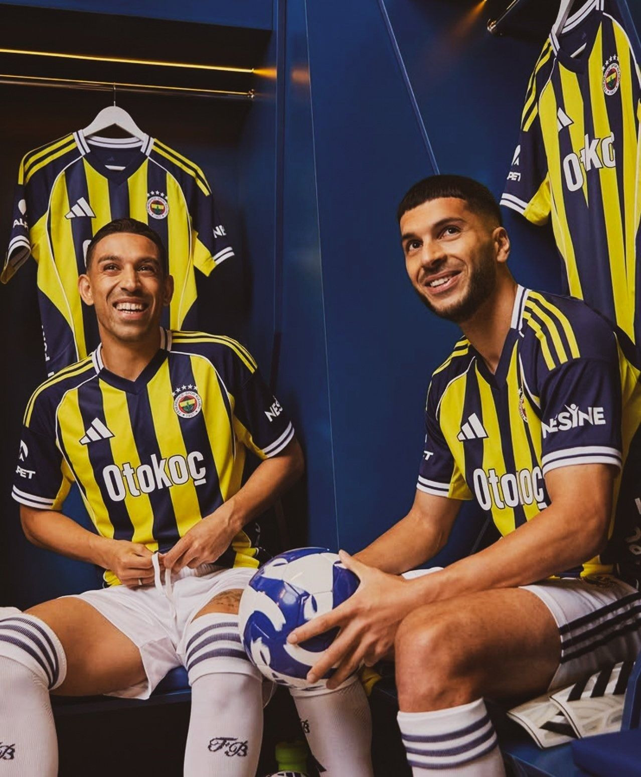 Efsane çubuklu döndü! Fenerbahçe yeni sezon formalarını tanıttı! İşte Fenerbahçe 2025-2026 formaları - Sayfa 3
