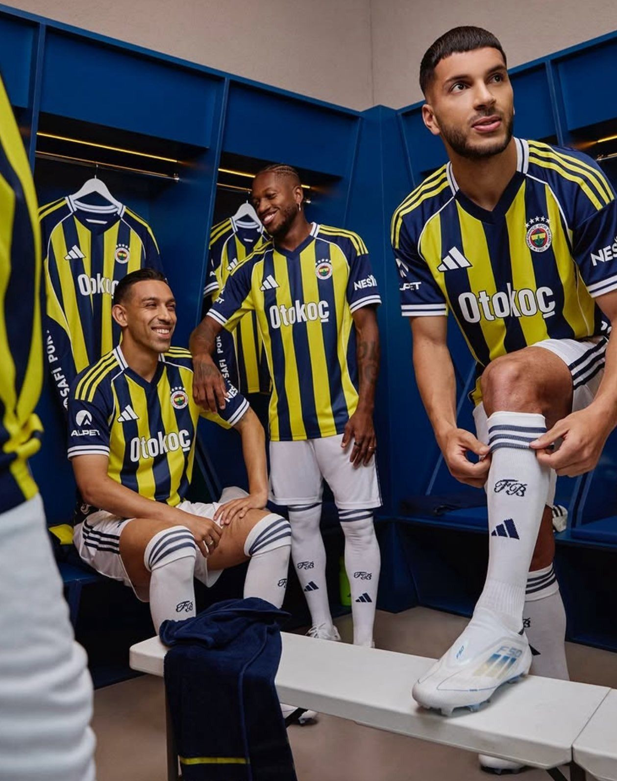Efsane çubuklu döndü! Fenerbahçe yeni sezon formalarını tanıttı! İşte Fenerbahçe 2025-2026 formaları - Sayfa 4