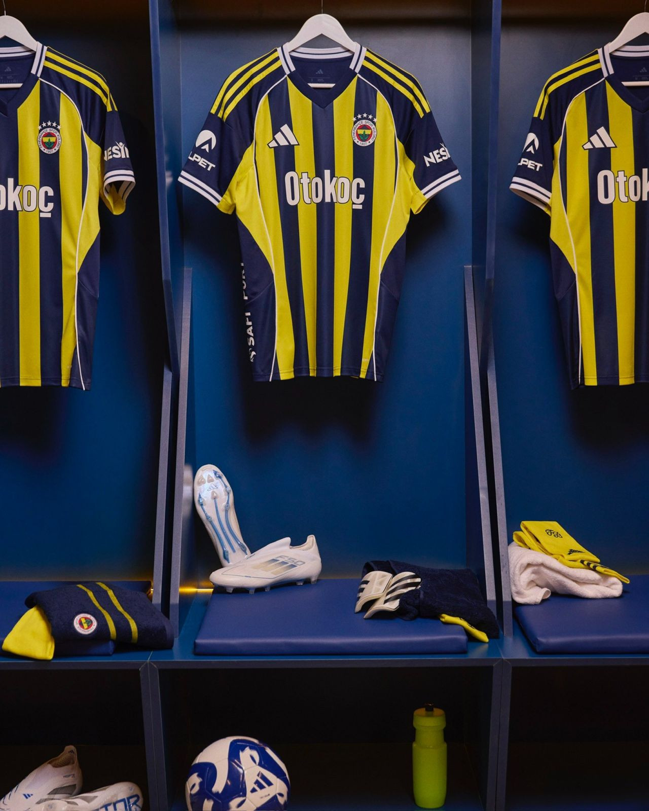 Efsane çubuklu döndü! Fenerbahçe yeni sezon formalarını tanıttı! İşte Fenerbahçe 2025-2026 formaları - Sayfa 2