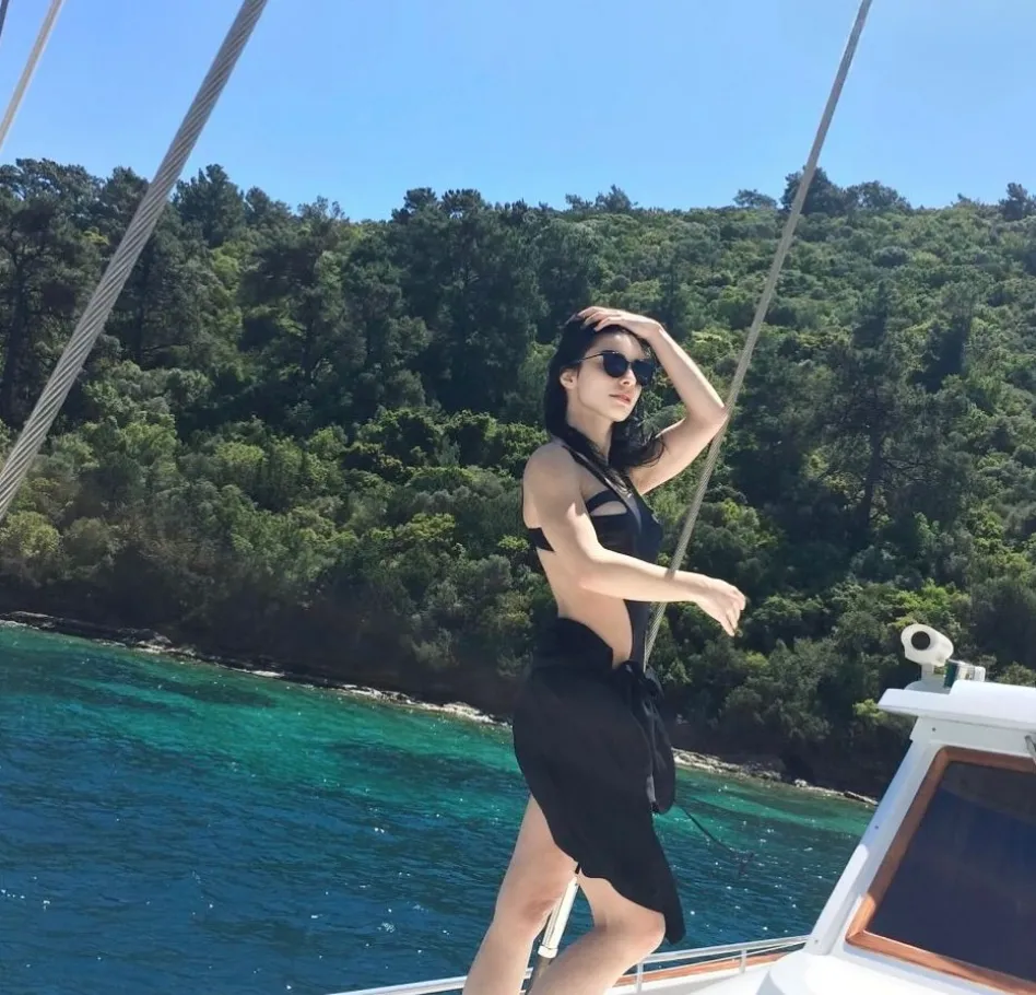 Havuzda tatil paylaşımı... Merve Boluğur'un bikinili pozu nefes kesti!