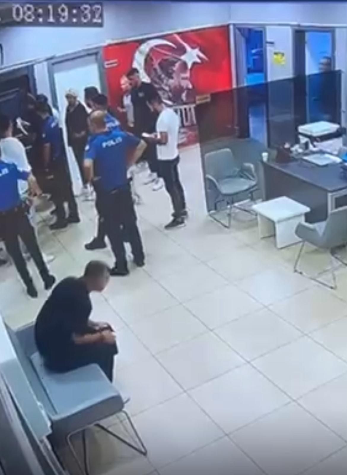 Teksas değil 'Esencılıs!' 'Yönetime el koyuyoruz' diyerek siteyi bastılar! - Sayfa 1