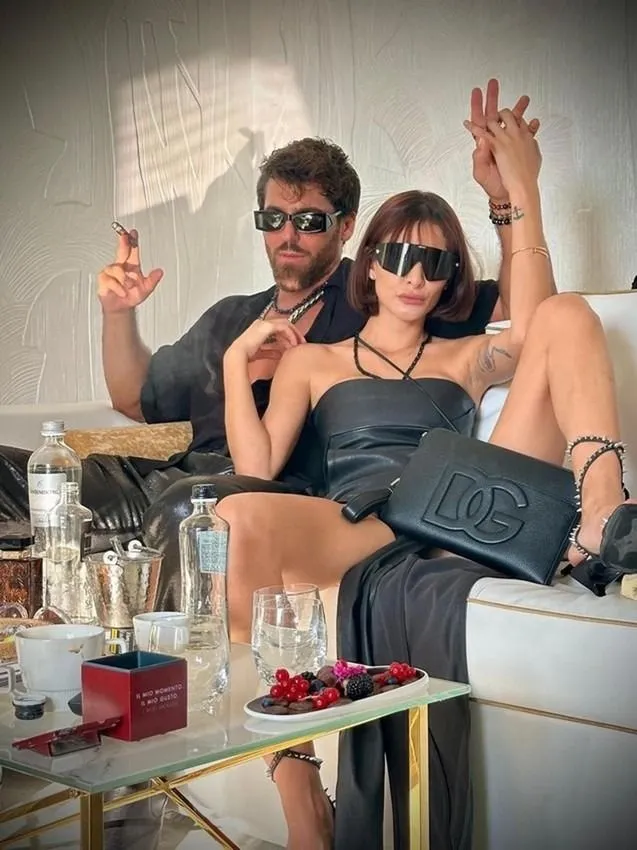 Can Yaman, DJ sevgilisini sırtında taşıdı! Tatil pozları olay oldu...