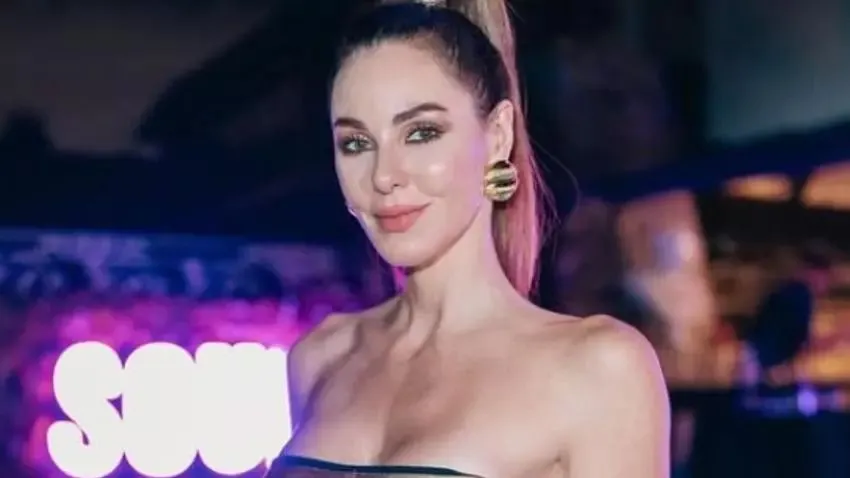 Defne Samyeli bikinili pozlarıyla Cannes'ı salladı! 'Kim der 53 yaşında'