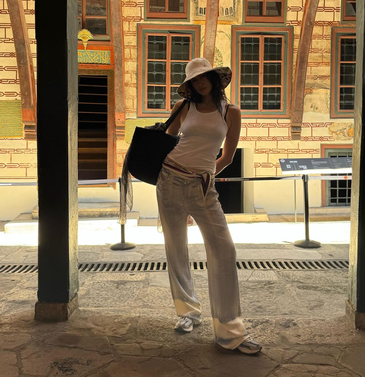 Dünyaca ünlü model Irina Shayk’tan İstanbul paylaşımı! Medusa ile poz verdi! - Sayfa 1