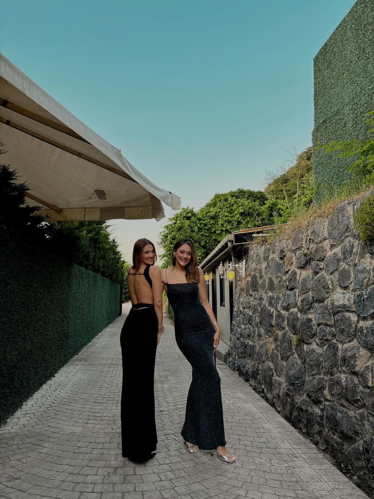 Zehra Güneş ve kardeşi İrem Güneş güzellikleriyle büyülediler - Sayfa 2