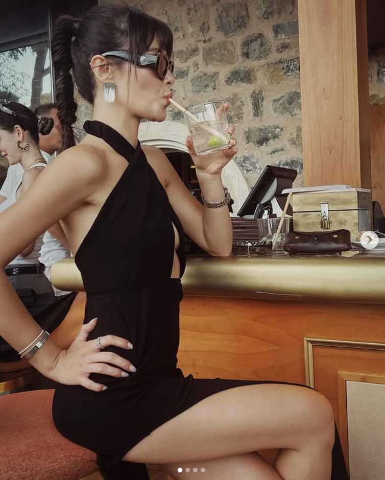 Rotasını o ülkeye çevirdi... Oyuncu Sinem Ünsal'dan beyaz bikinili tatil pozu! - Sayfa 2