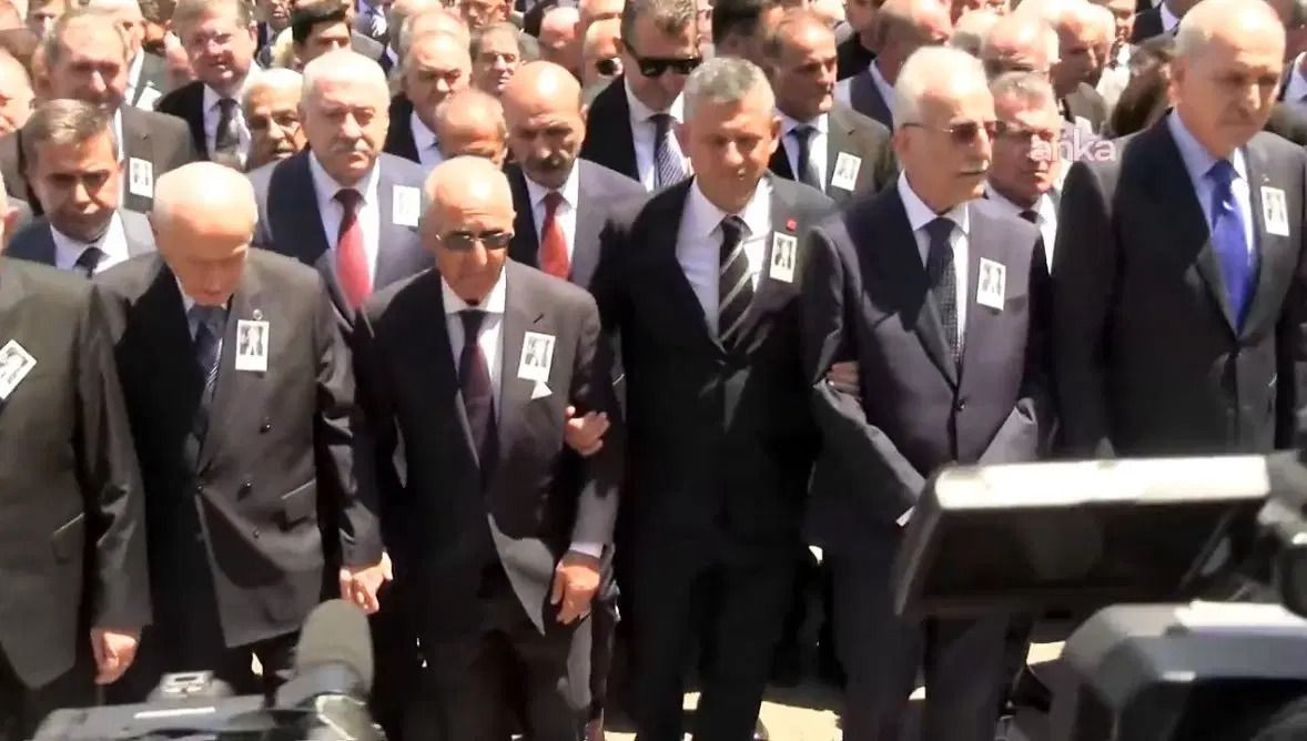 Altan Öymen için TBMM'de cenaze töreni: Devlet Bahçeli ile Hikmet Çetin el ele yürüdü - Sayfa 3