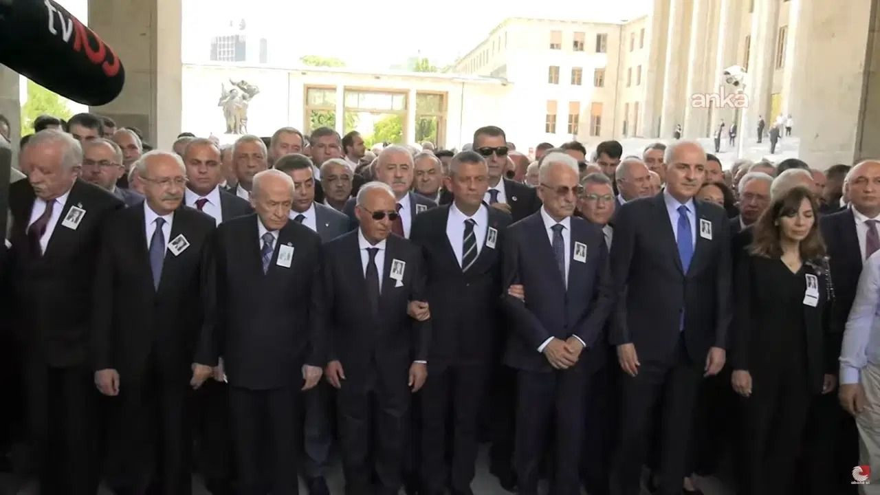 Altan Öymen için TBMM'de cenaze töreni: Devlet Bahçeli ile Hikmet Çetin el ele yürüdü - Sayfa 4