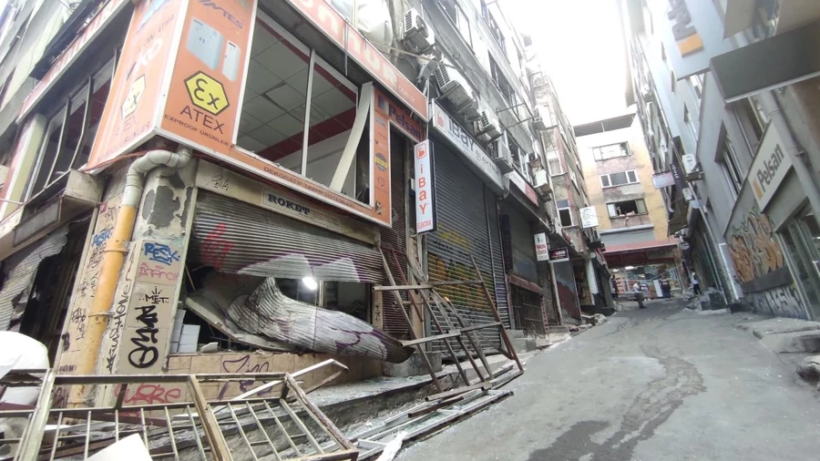 Beyoğlu'ndaki patlamanın izleri gün ağarınca ortaya çıktı! - Sayfa 1