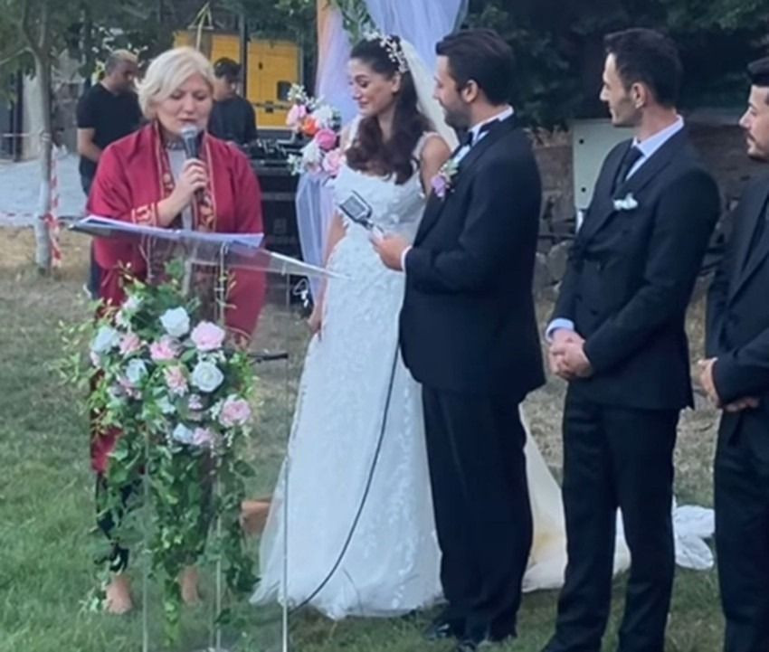 Akasya Durağı’nın Zeyno'su Sitare Akbaş evlendi! Gelinlik tarzı olay oldu! - Sayfa 4